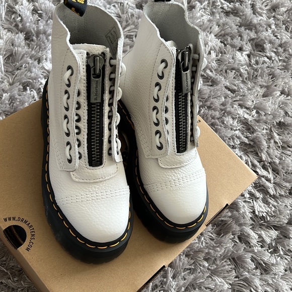 BNWB White Dr. Martens Sinclair Boots - Picture 11 of 14